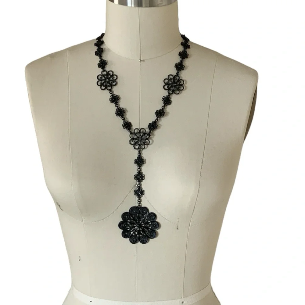 Adjustable black Y necklace with flower detail